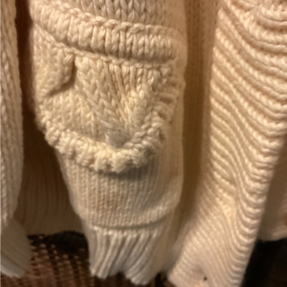 Beautiful sweater with fitted back, sculpted pockets. - Picture 3 of 7